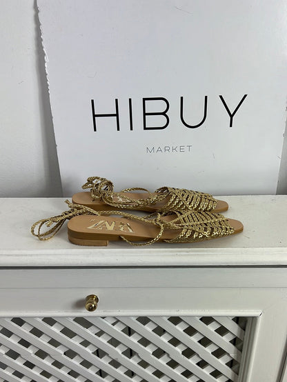 ZARA. Sandalias tiras doradas. T 38