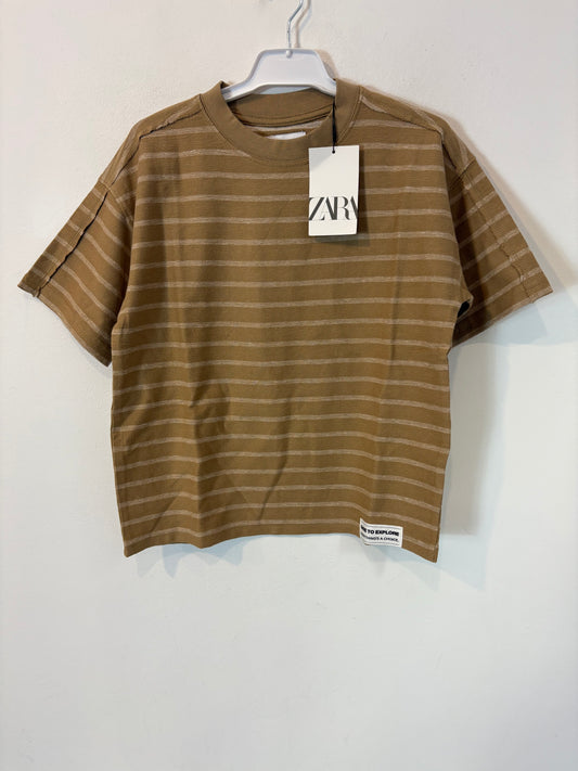 ZARA. Camiseta camel rayas. T 8-9 años