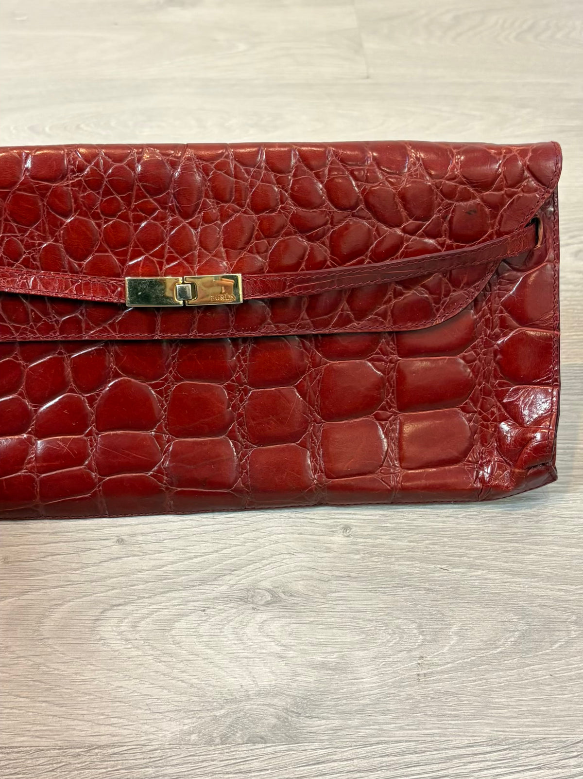 FURLA. Cartera de mano piel troquelada