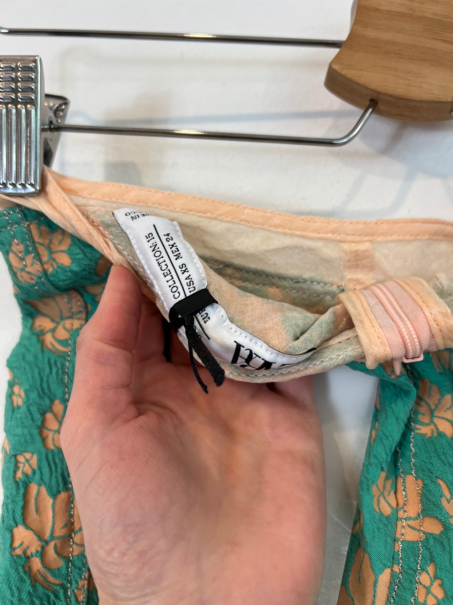 ZARA. falda verde hojas doble textura T.xs