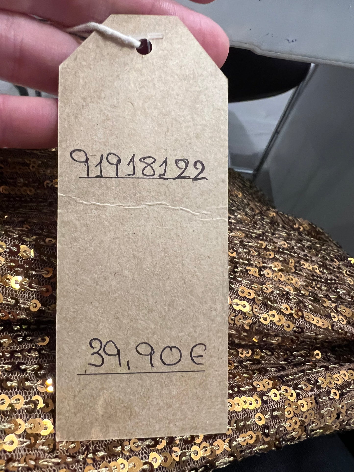 A PIE DE CALLE . Vestidor corto lentejuelas ocre T.u (m)