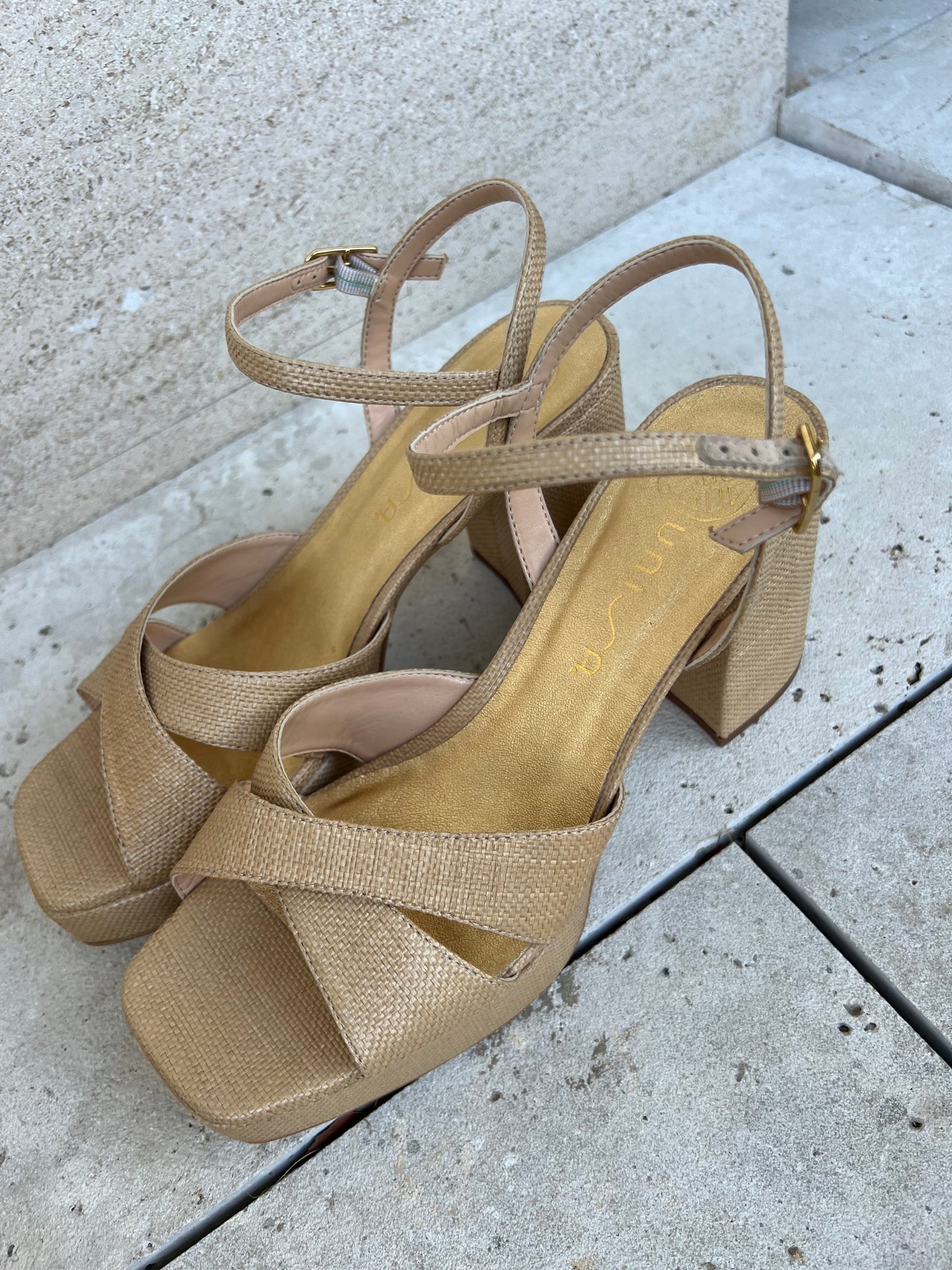 UNISA. Sandalia textura beige. T 40
