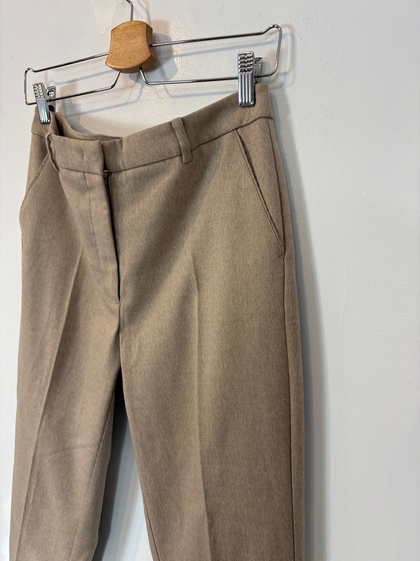 MANGO. Pantalón pinzas beige jaspeado