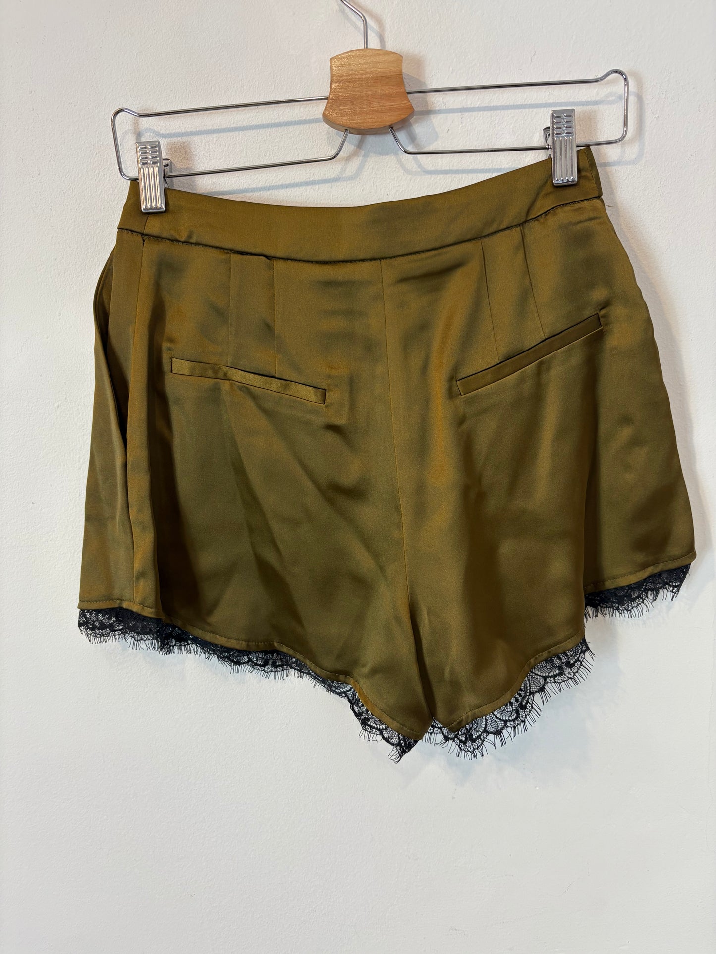 ZARA. Pantalón corto verde lencero