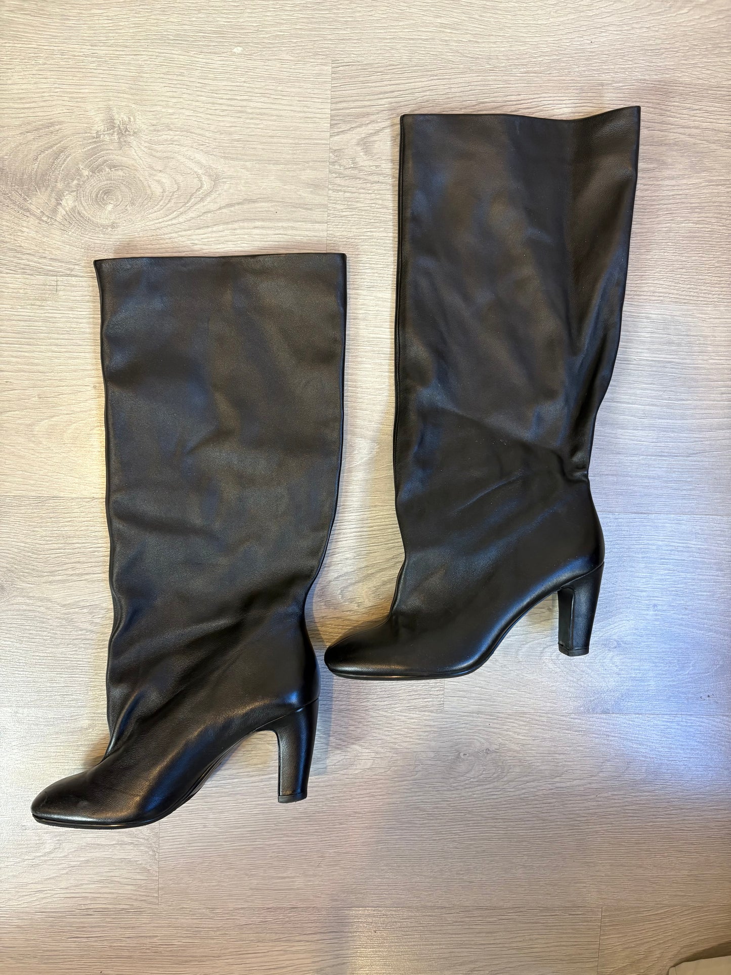 ZARA. Bota tacón piel soft en negro