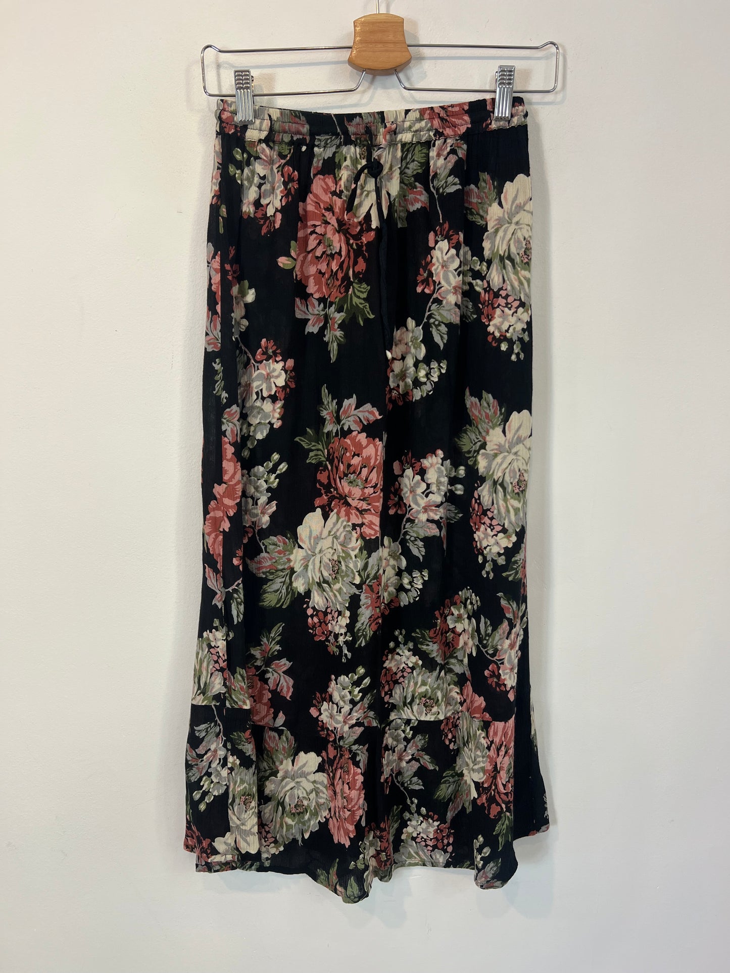 NICOLÍ. falda negra flores T.m