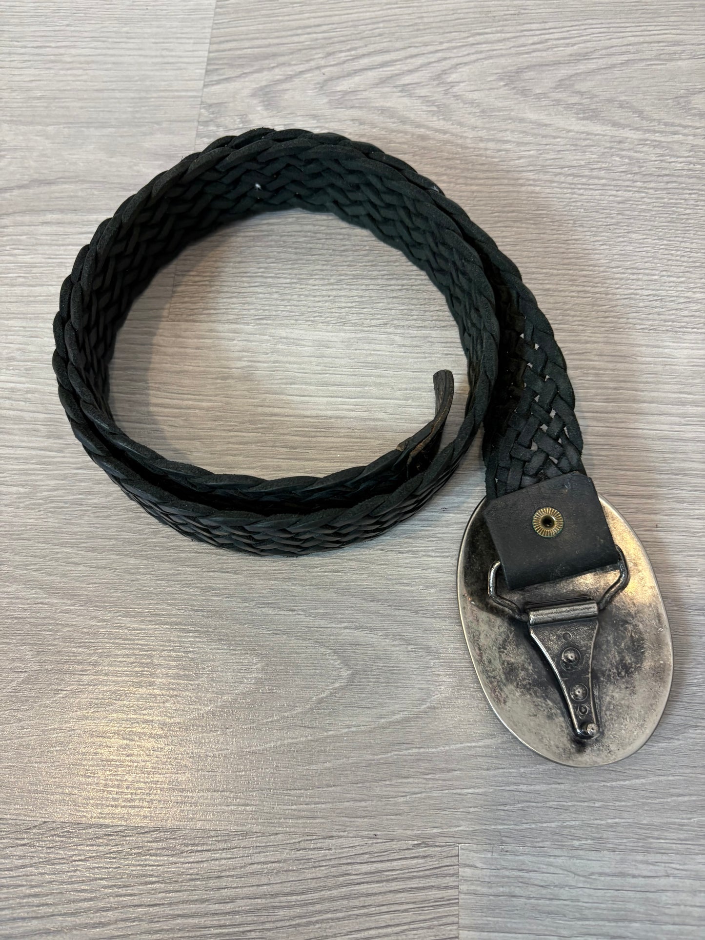 OTRAS. Cinturón negro piel trenzada