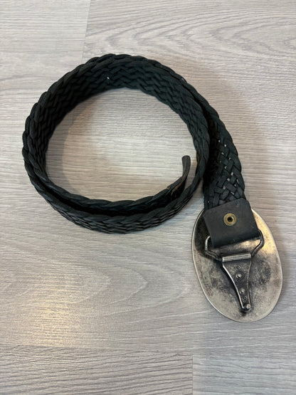 OTRAS. Cinturón negro piel trenzada