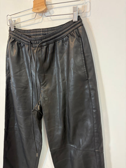 MANGO. Pantalón negro efecto piel