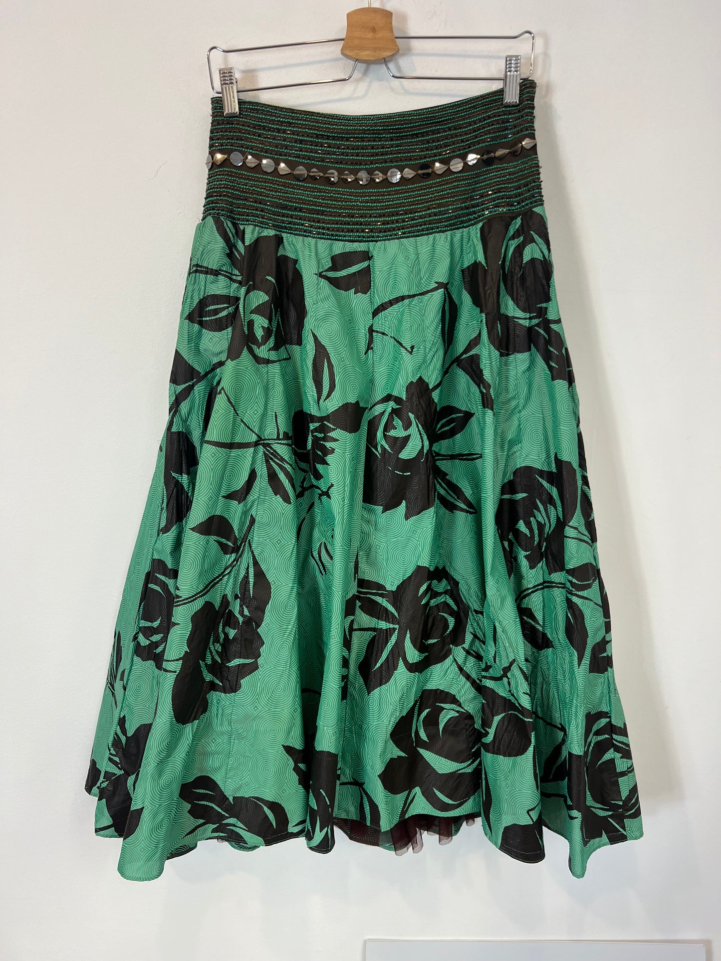 KAVITA BHARTIA. Falda larga detalle abalorios . T M