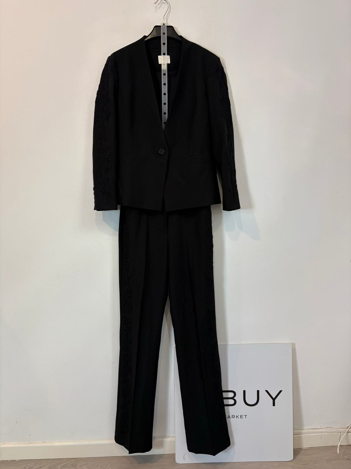 H&M. Conjunto chaqueta y pantalón negro detalles