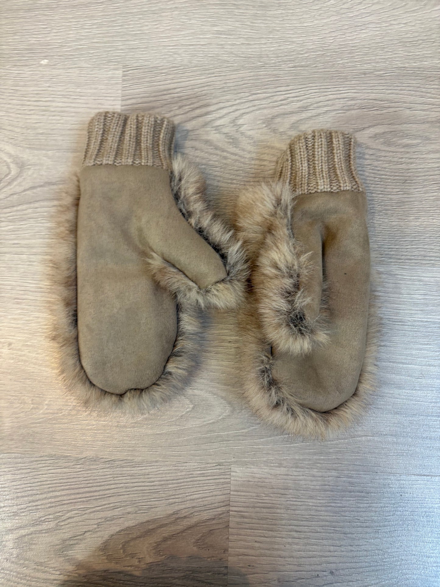 OYSHO. Manoplas pelo tonos beiges