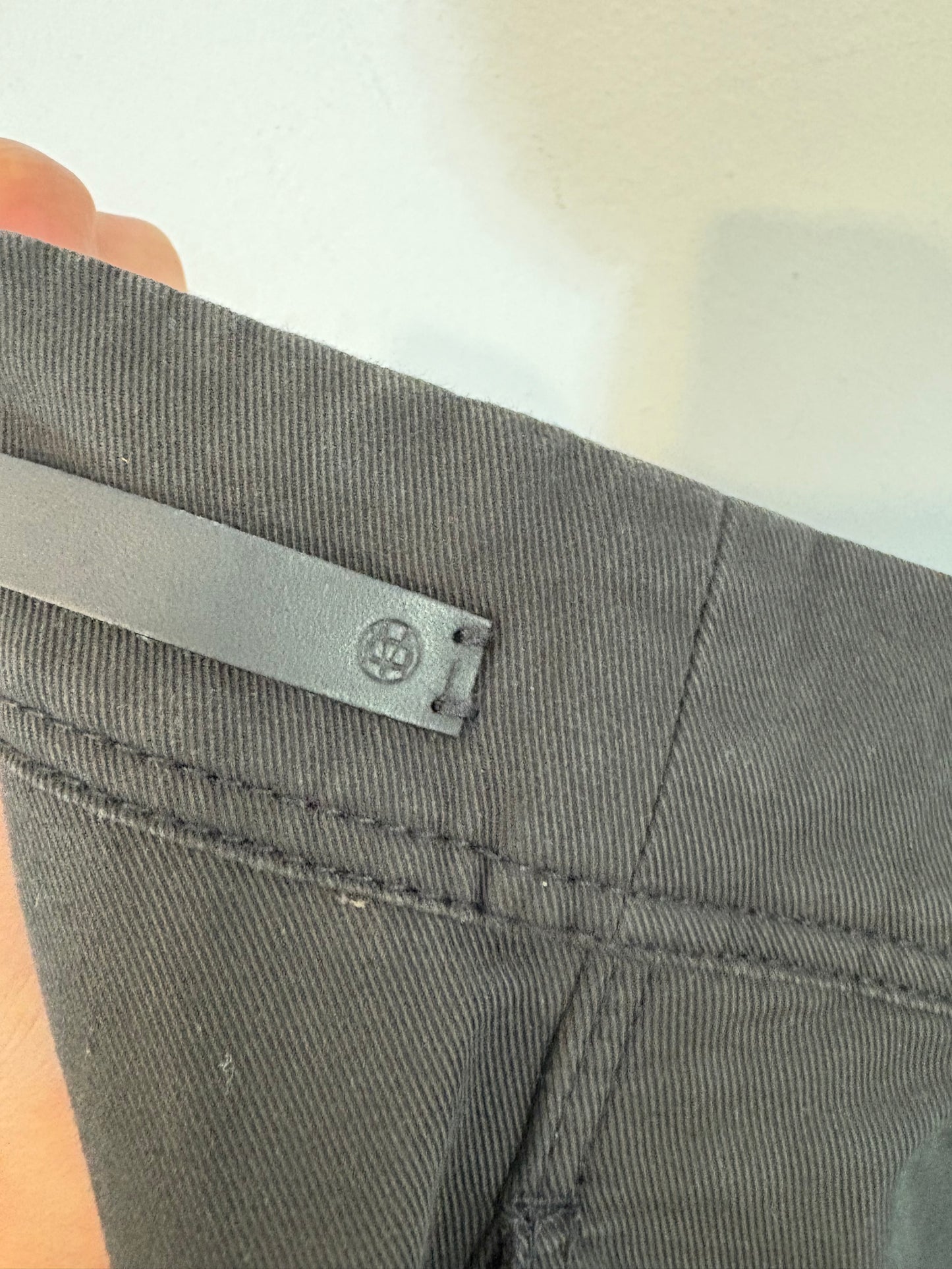 MASSIMO DUTTI. Pantalón chino gris oscuro. T 38