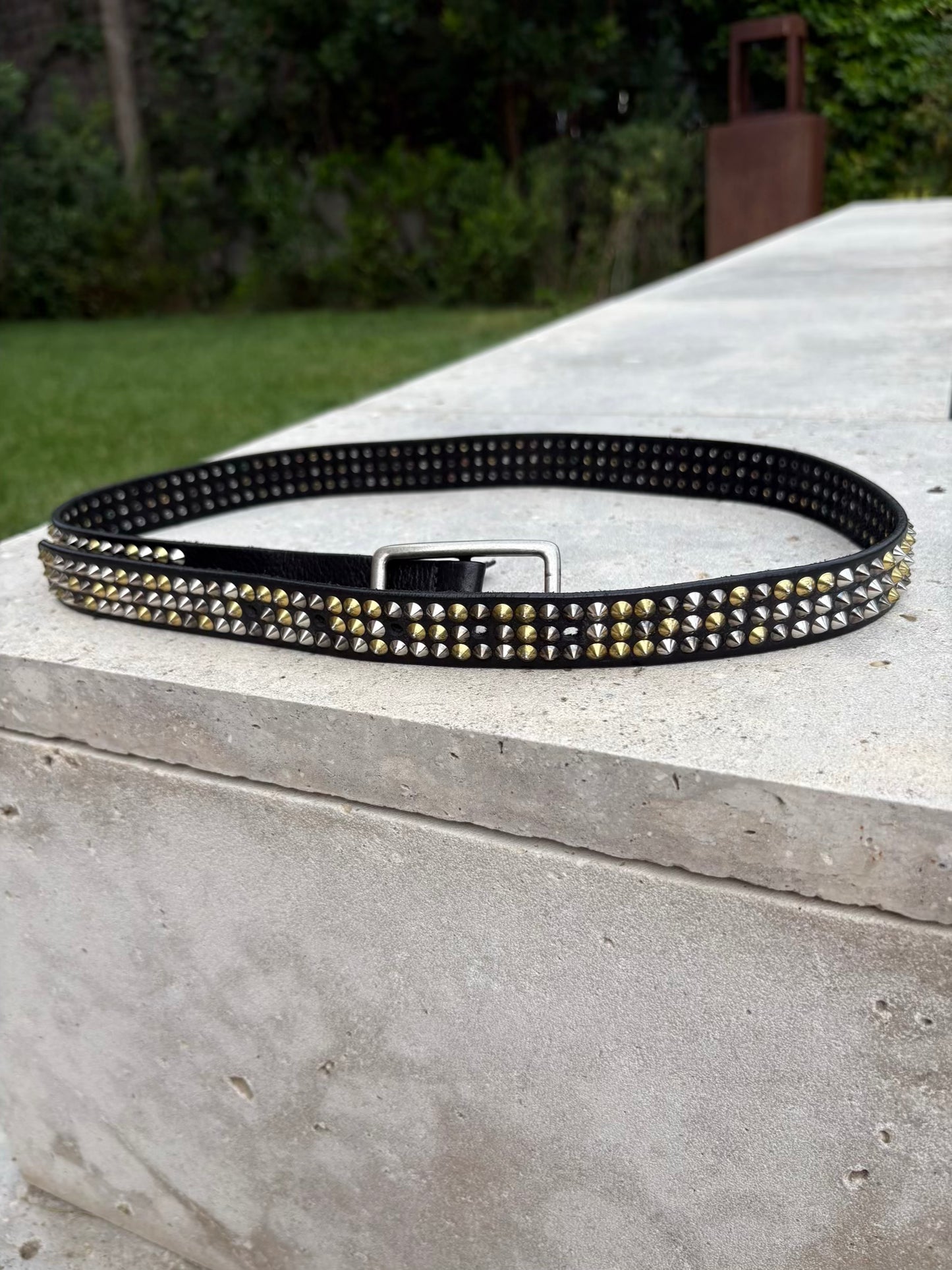 ZADIG & VOLTAIRE. Cinturón piel negro tachuelas