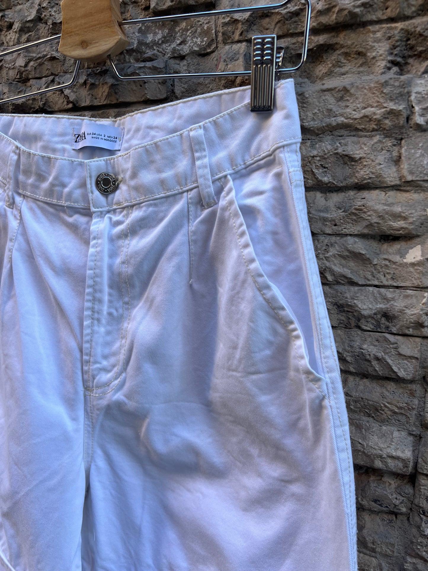 ZARA. Denim blanco pata ancha bolsillos. T 34