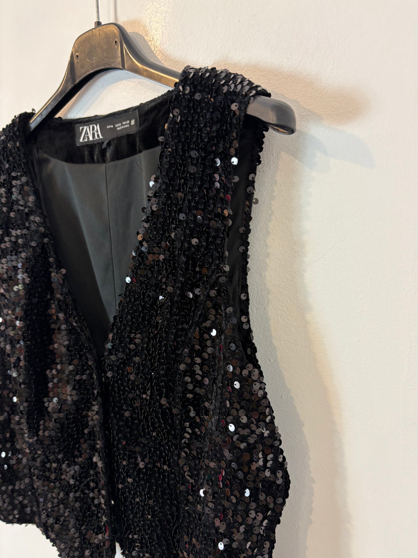 ZARA. Chaleco negro lentejuelas. T M