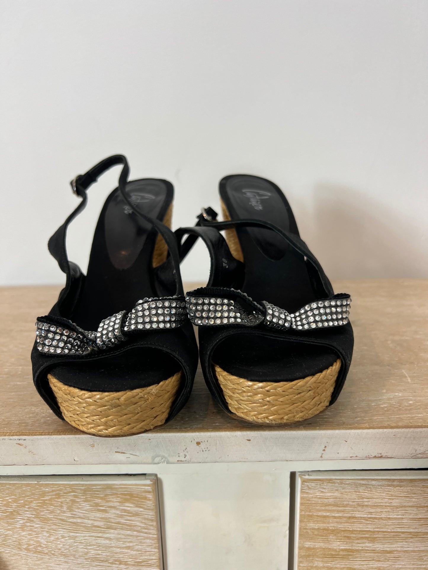 CASTAÑER. Sandalia negra detalles. T 38