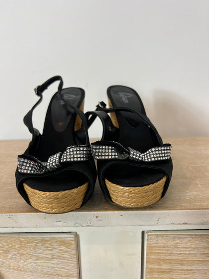 CASTAÑER. Sandalia negra detalles. T 38