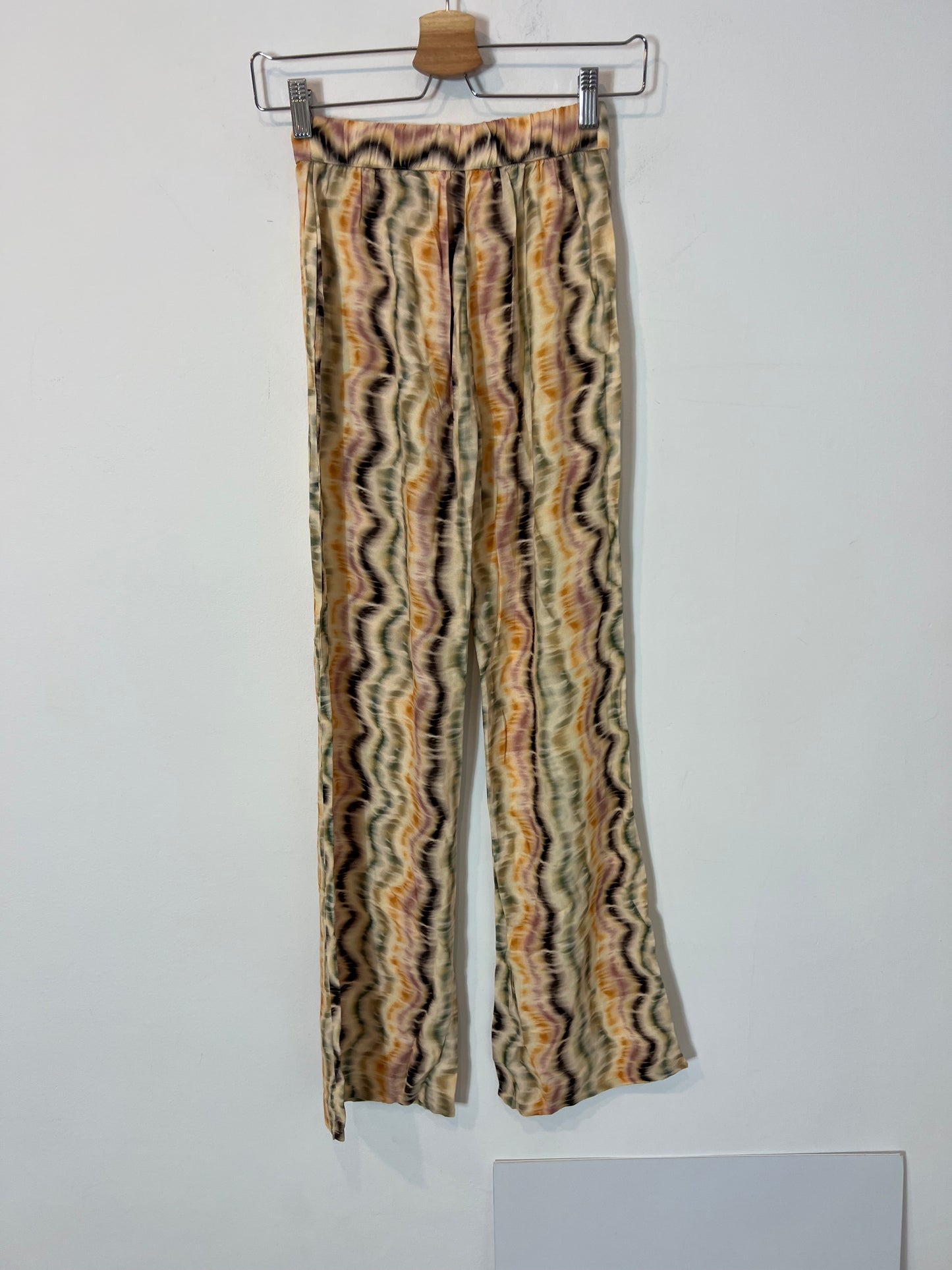 PULL&BEAR. Pantalón campana tie dye T.xs