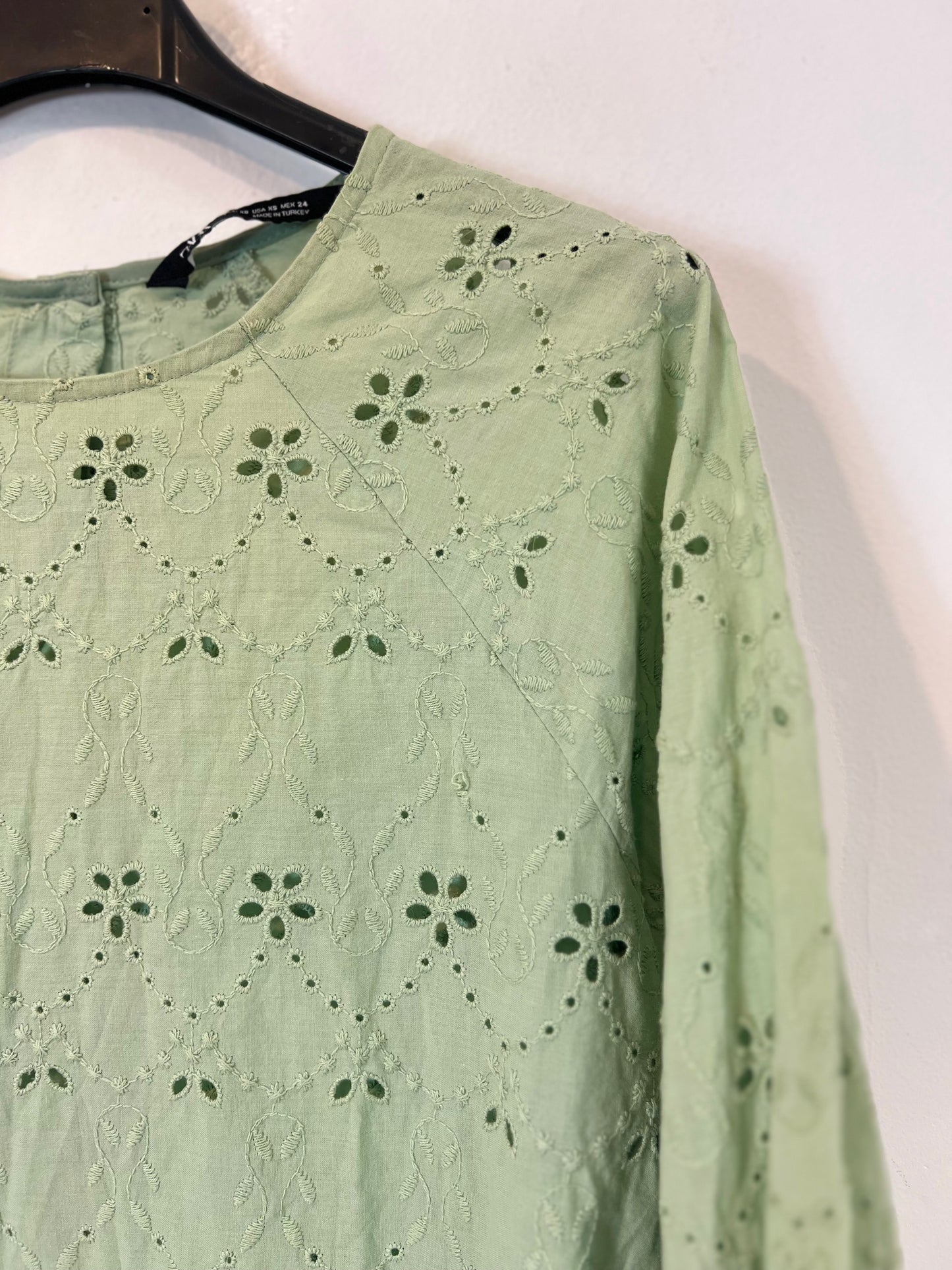 ZARA. Blusa verde troquelada. T XS
