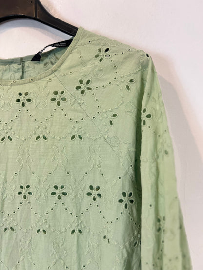 ZARA. Blusa verde troquelada. T XS