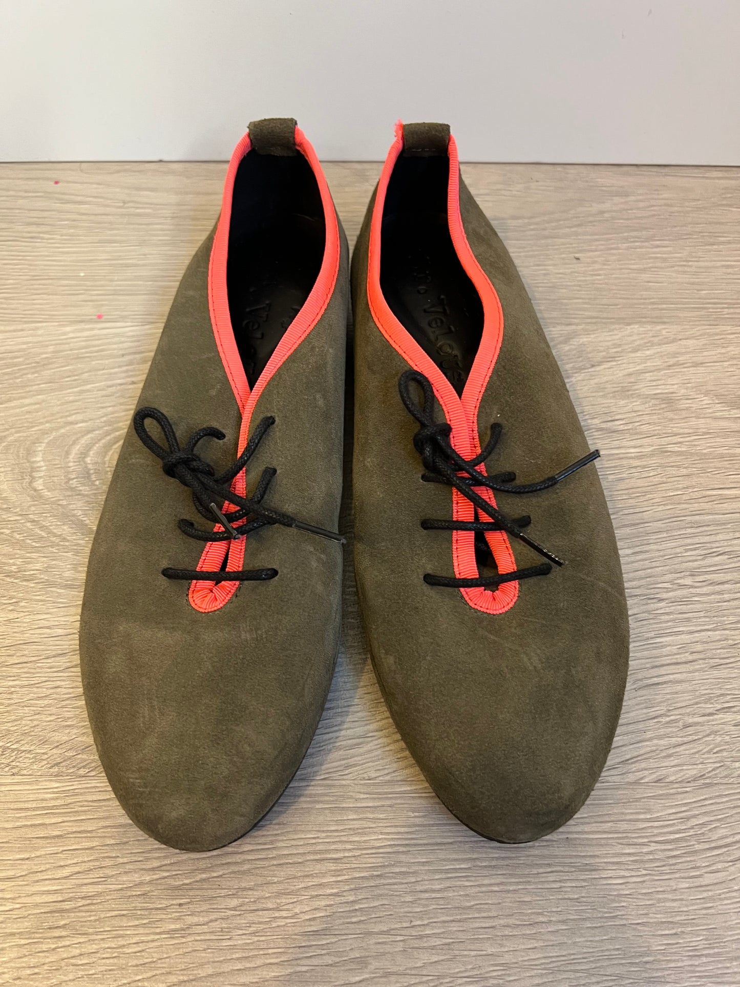 MR VELOUS. Zapato plano piel verde y rosa flúor. T 39