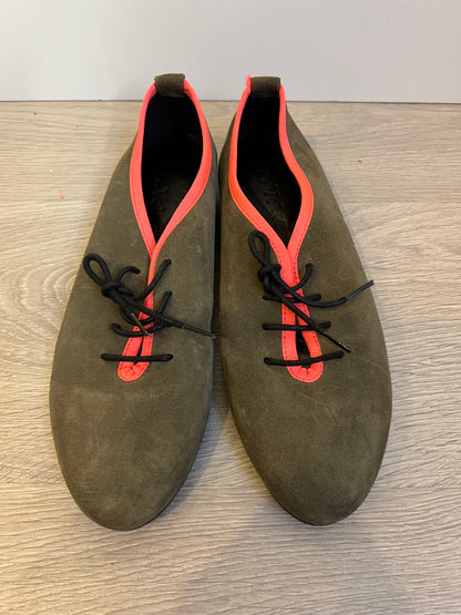 MR VELOUS. Zapato plano piel verde y rosa flúor. T 39