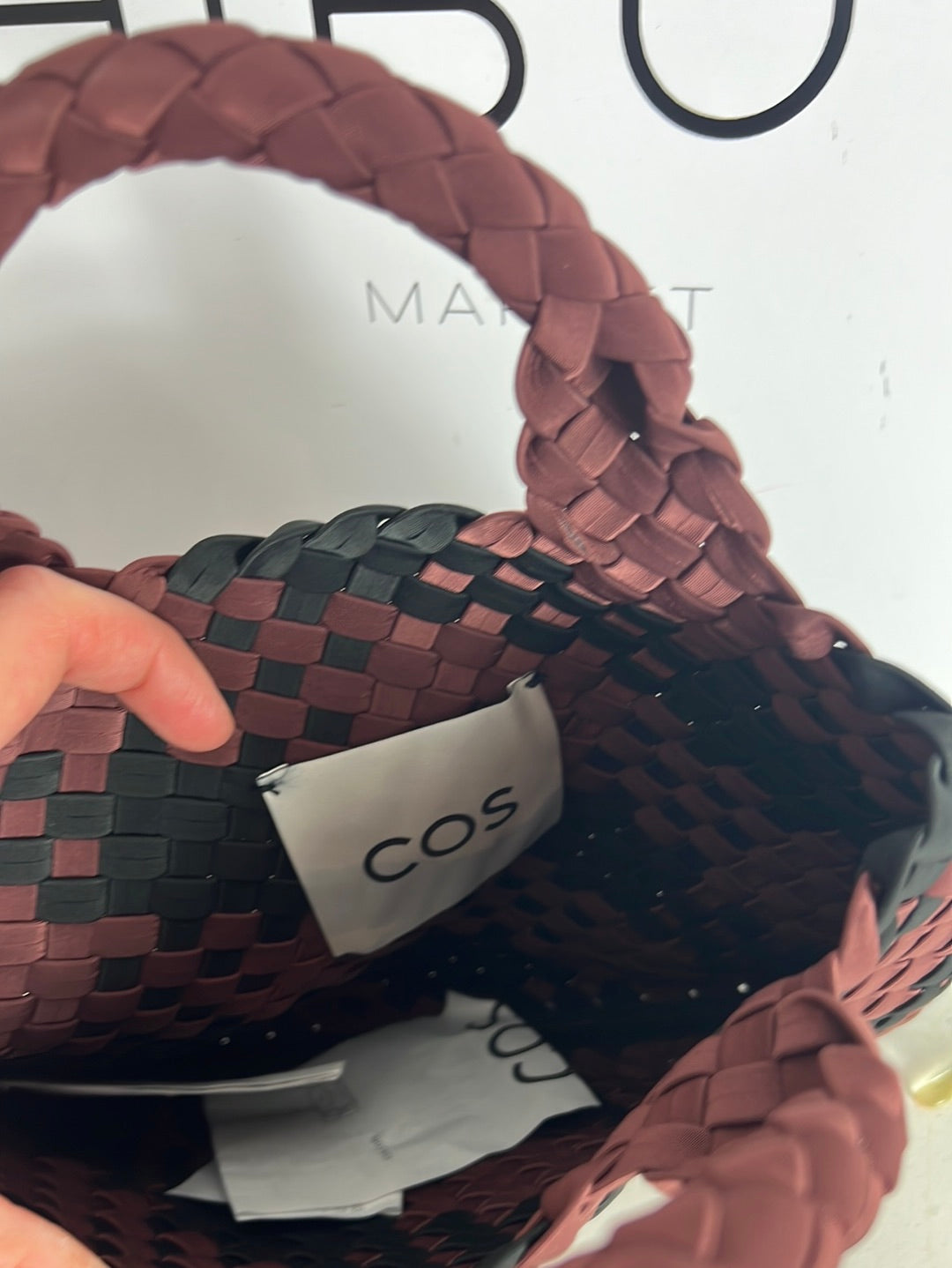 COS. Bolso de mano trenzado bicolor
