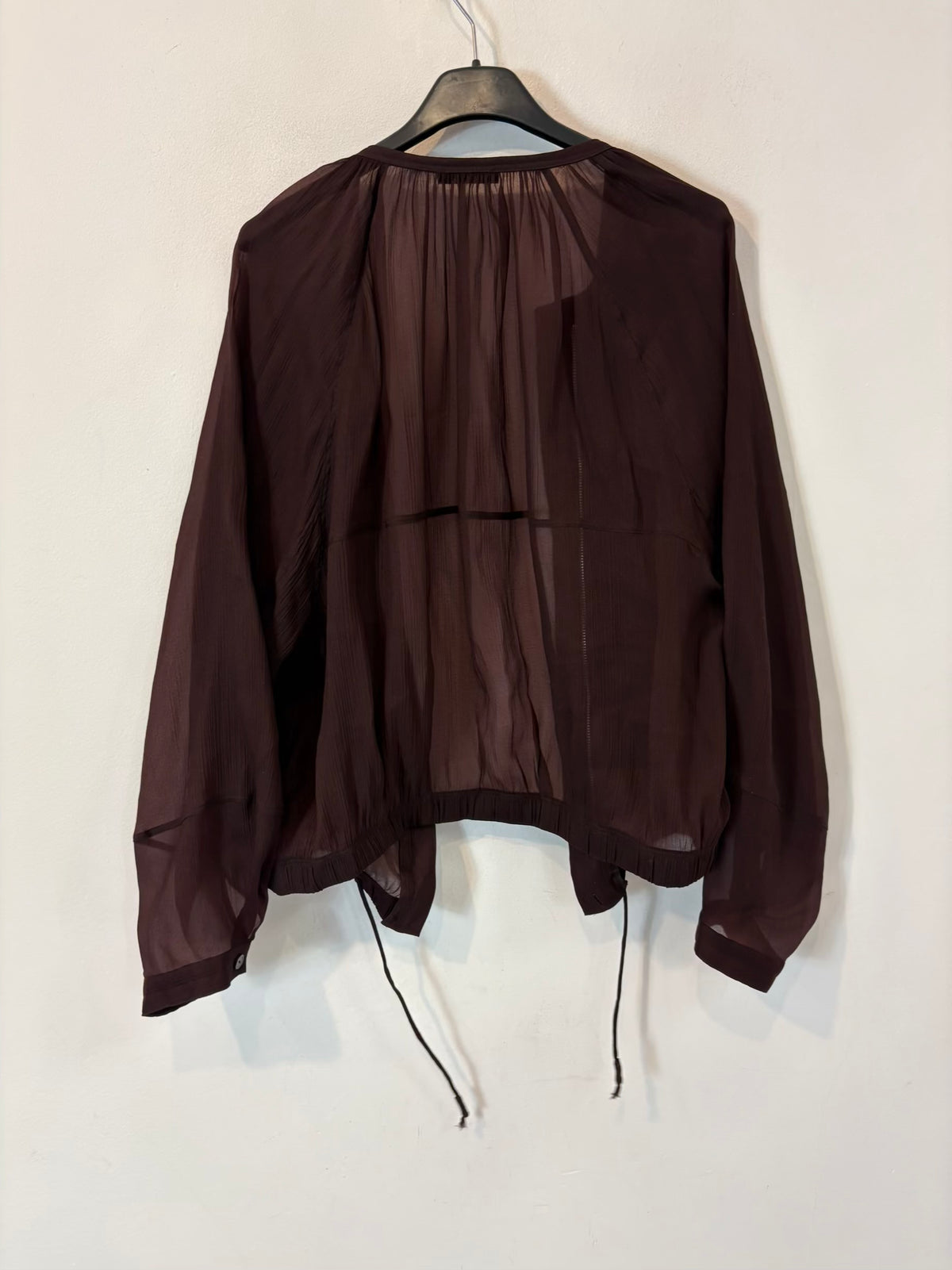 MASSIMO DUTTI. Blusa burdeos semitransparente
