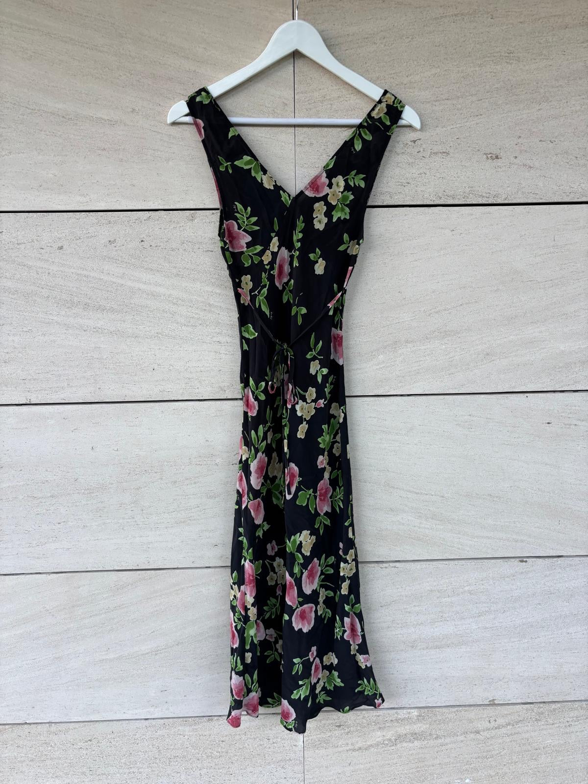 RÉALISATION. Vestido largo seda flores escote en pico