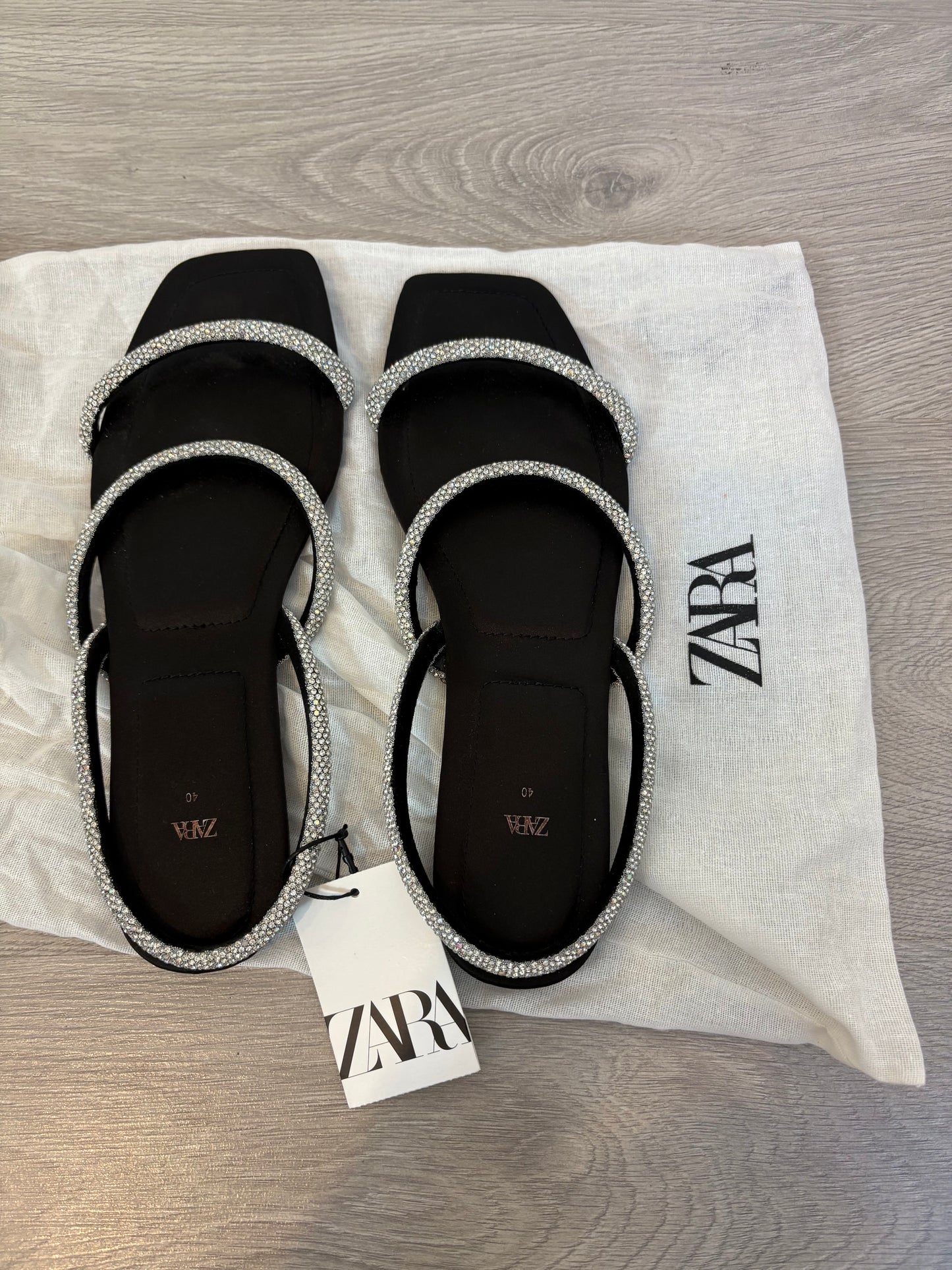 ZARA. Flat sandals with shiny straps. Size 40