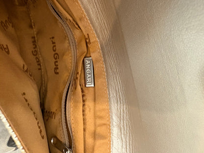 ANGARI. Cartera de mano dorada