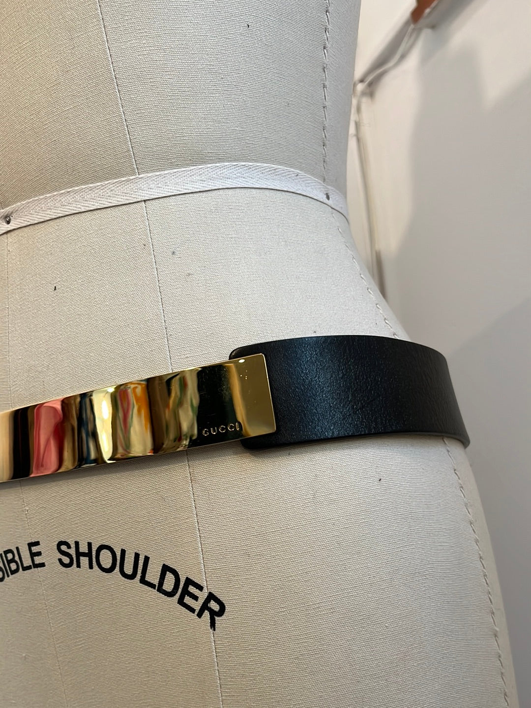 GUCCI. Cinturón piel negro hebilla dorada. T 90