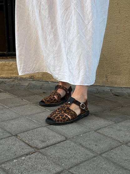 YNESUELVES. Sandalias animal print  fisherman