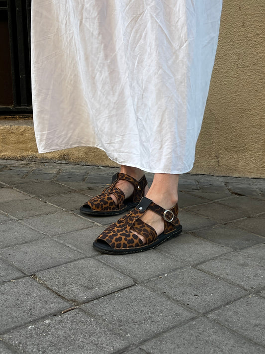 YNESUELVES. Sandalias animal print  fisherman
