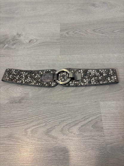 OTRAS. Cinturón semi elástico tachuelas