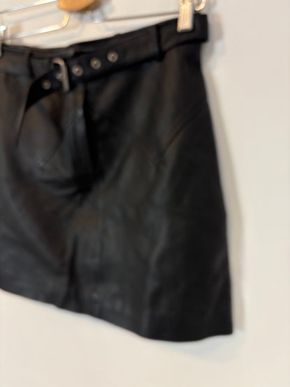 SCALPERS. Falda corta piel