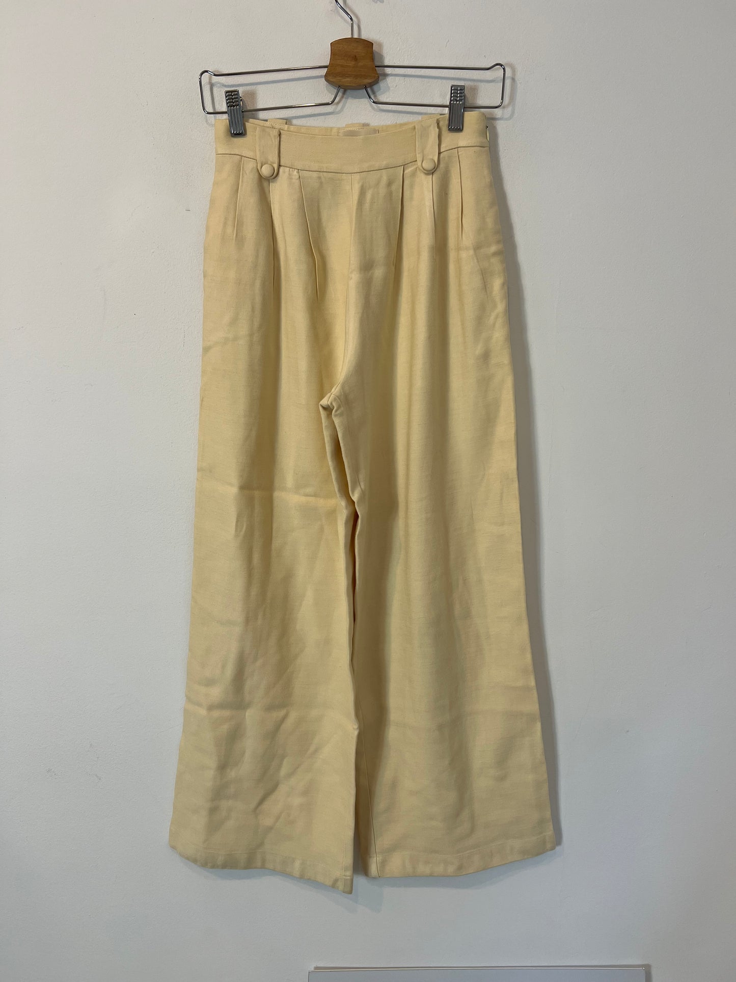 SÉZANE. Pantalón crema pinzas T.34