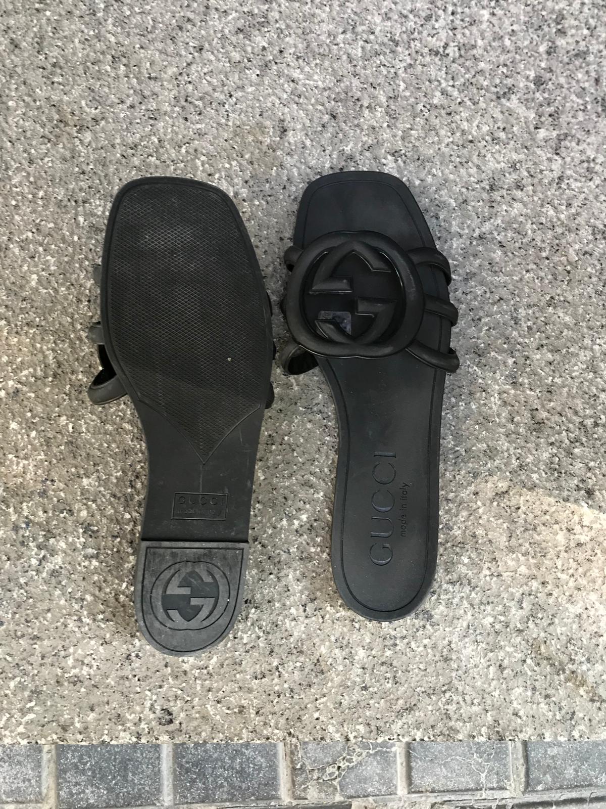 GUCCI. Sandalia plana Interlocking de goma. T 38