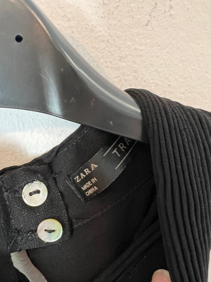 ZARA. Top negro plisado al cuello. T M