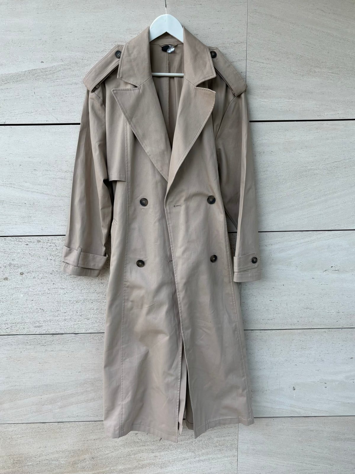 H&M. Gabardina larga beige