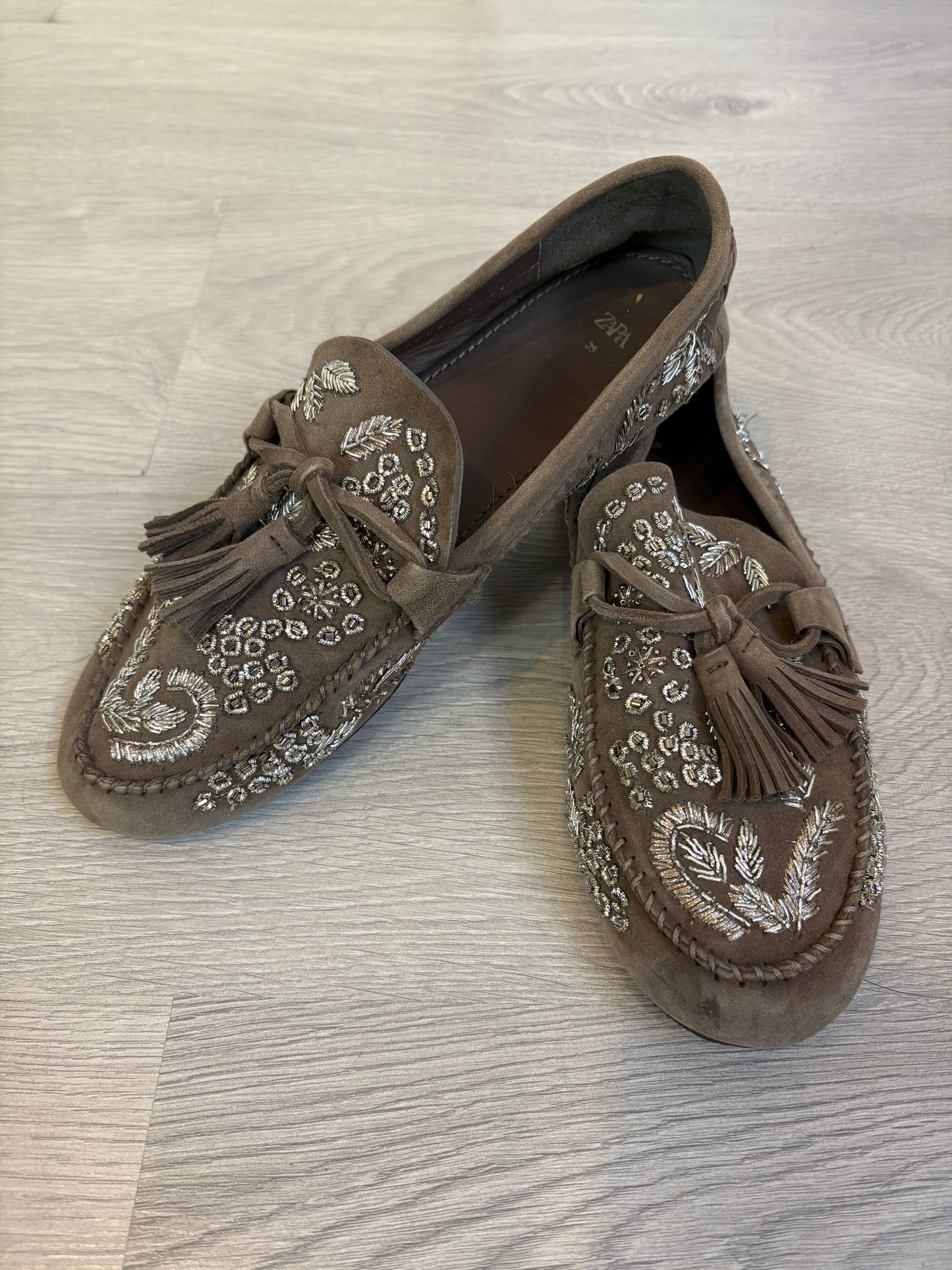 ZARA. Mocasines piel abalorios