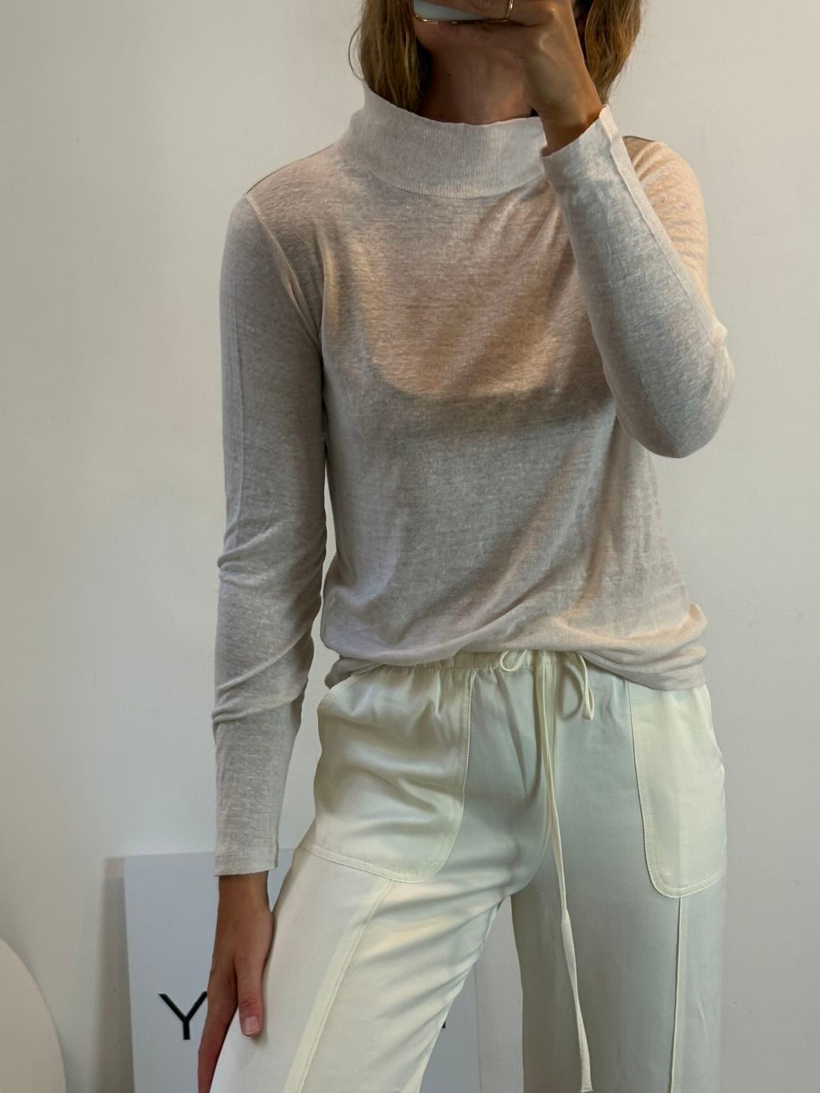 IRO. Top beige lino manga larga