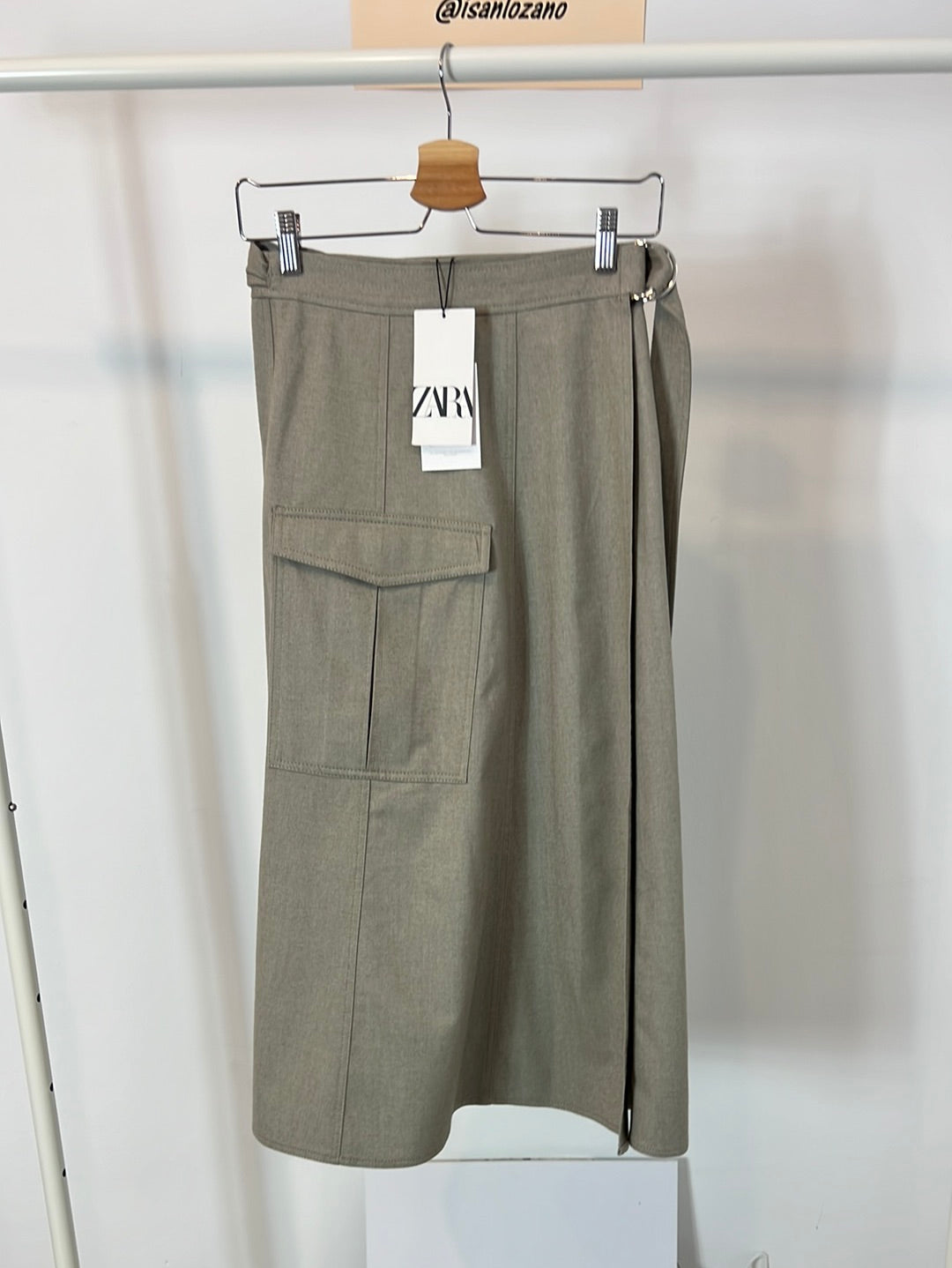 ZARA. Falda midi beige efecto pareo bolsillo. T XS