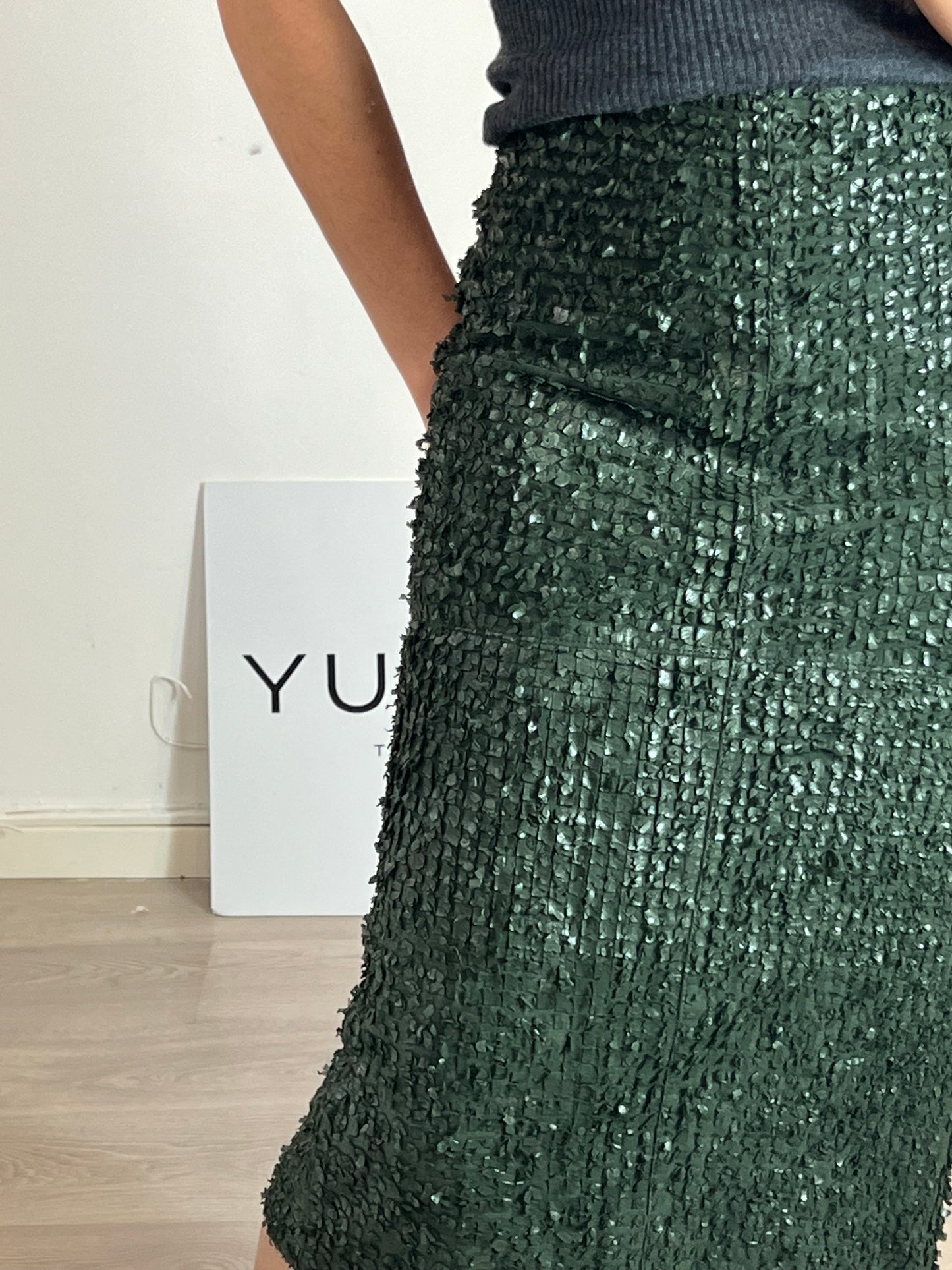 ZARA. Falda piel verde flecos T.s