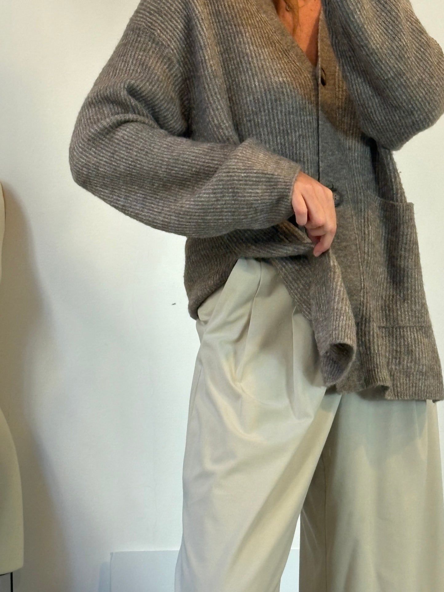 H&M. Cárdigan amplio marrón jaspeado
