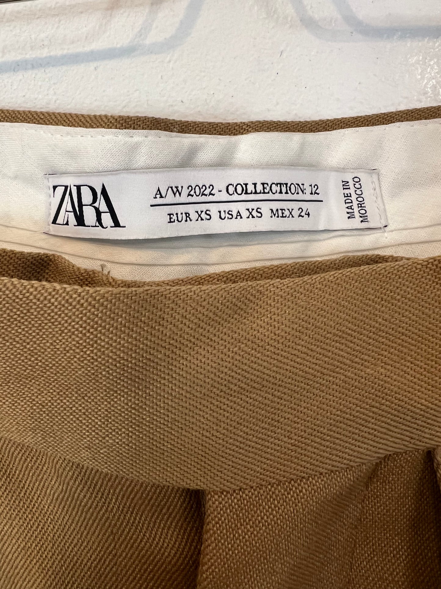 ZARA. Pantalón camel pinzas. T XS (s)