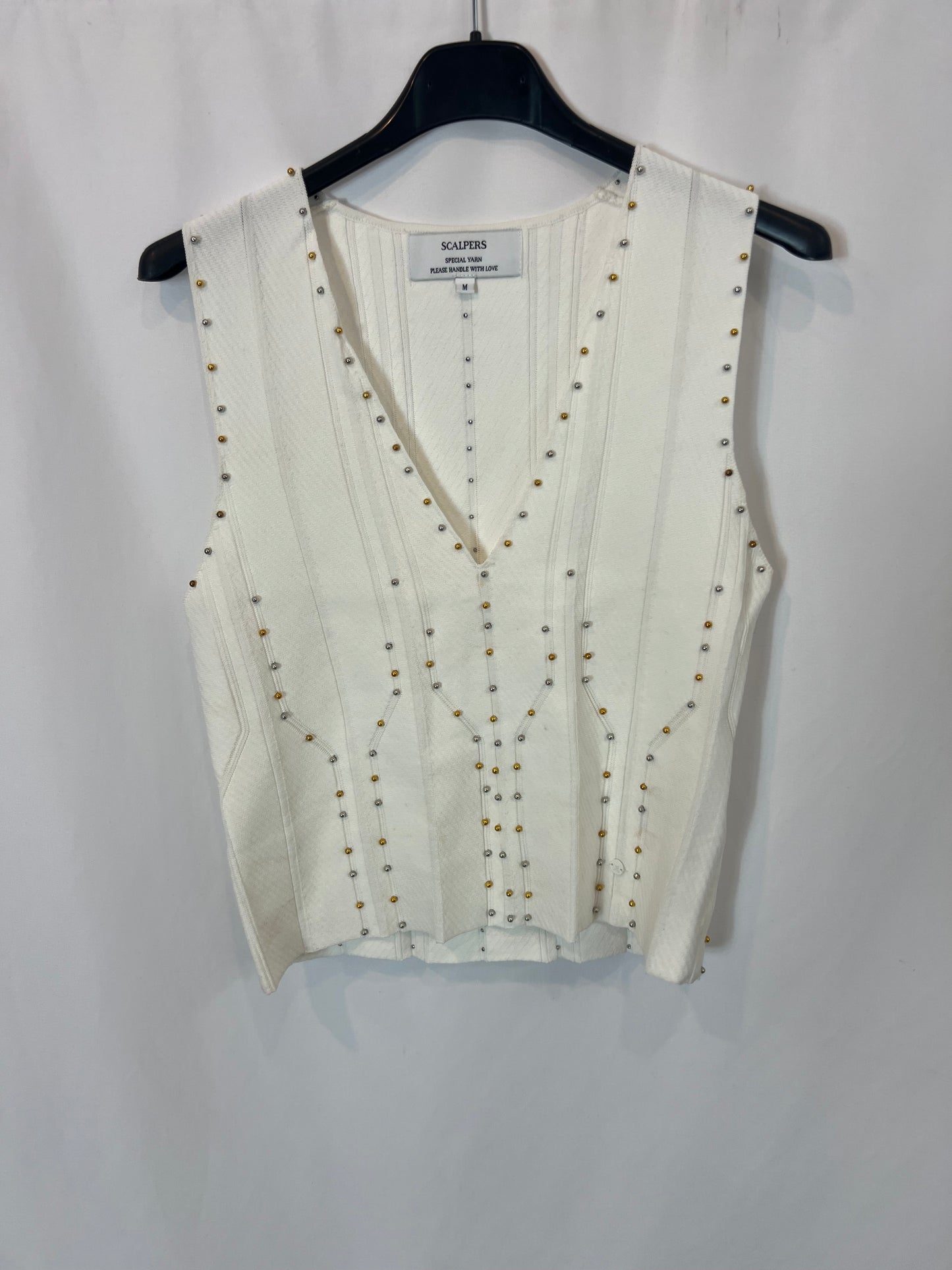 SCALPERS. Total look blanco con tachuelas T.m