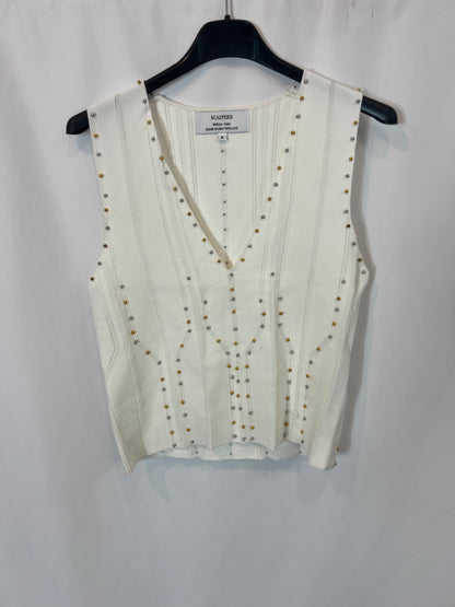 SCALPERS. Total look blanco con tachuelas T.m