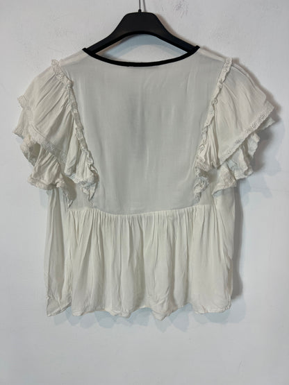 ZARA. White ruffled Ts top